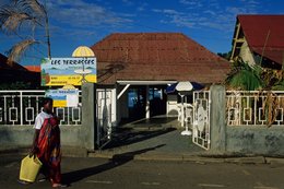 Archipel-des-Comores;-Bar;-Brasserie;-Cabas;-Enseigne;-Femme;-France;-Kaleidos;-Kaleidos-images;-La-parole-à-limage;-Laurent-Abad;-Mayotte;-Océan-Indien;-Restaurant;-Rue;-Stories-Pictures